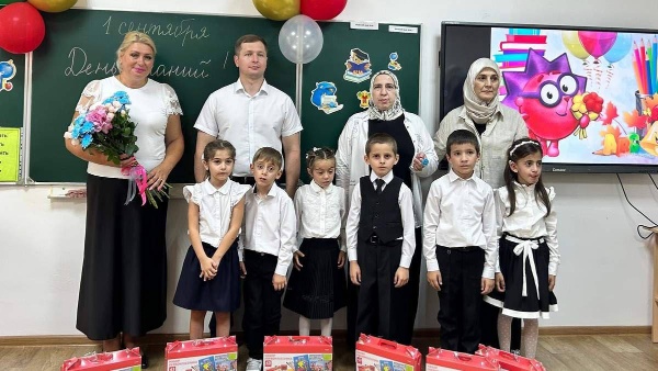 В коррекционной школе-интернате города Сунжа прошла трогательная торжественная линейка, посвященная Дню знаний. 

Ребята, педагоги, родители и почетные гости собрались вместе, чтобы разделить радость этого особенного дня. 

Директор школы Фатима Эдалгиреевна Оздоева выступила с теплой приветственной речью. 

Она подчеркнула важность равных возможностей в образовании для всех детей, отметив, что школа-интернат – это не только место учебы, но и настоящий дом, где каждый ребенок окружен заботой и поддержкой.

На линейке присутствовали представители Пограничного управления России по РИ и Прокуратуры РИ.