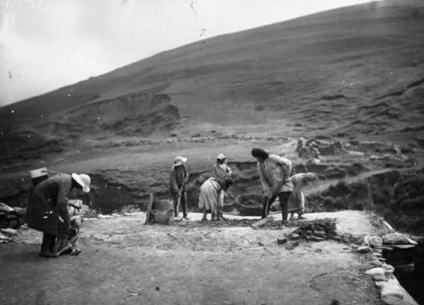 Уникальная историческая фотография, запечатлевшая ремонт плоской крыши жилой башни на Северном Кавказе. Крыша, требующая замены вероятно глиняного покрытия, ремонтировалась жителями хозяйственным способом и как видно не имела каменного парапета.