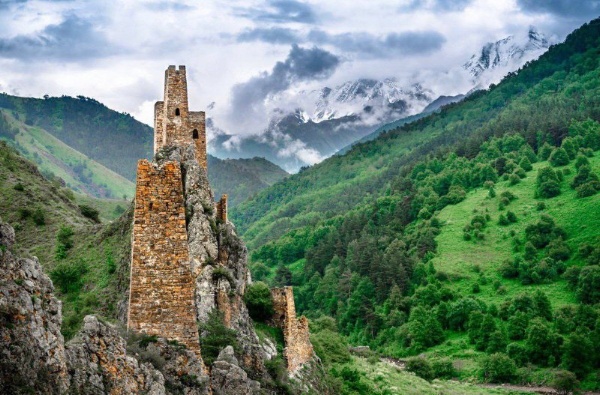 "С радостью сообщаю вам об успехе проекта «Развитие Джейрахско-Ассинского государственного историко-архитектурного и природного музея-заповедника» из Республики Ингушетия. Он  набрал более 65 тыс. голосов и был признан лучшим в области туризма на конкурсе в рамках Дней регионального развития «Пространство будущего» на Выставке «Россия».

Это неудивительно, ведь Джейрахско-Ассинский музей-заповедник занимает целых 65 тыс. гектаров в живописном горном Джейрахском районе нашей красивой Ингушетии. Здесь насчитывается около 500 комплексов каменного зодчества, включая древние храмы, святилища, погребальные сооружения. 

Это настоящий клад, который дает представление об истории и культуре наших предков: погребальные склепы, языческие, христианские святилища, храмы и башенные комплексы, некоторые из которых относятся к середине II тысячелетия до нашей эры. 

Наиболее значительными являются храмы Тхаба-Ерды и Алби-Ерды, замковый комплекс Вовнушки, башенные комплексы Хамхи, Таргим, Эгикал. Эгикал — один из крупнейших средневековых башенных комплексов на территории Ингушетии.

Поздравляю сотрудников природного музея-заповедника и каждого жителя Ингушетии с этим результатом! 

Спасибо каждому, кто отдал голос за наш проект, за ваш вклад в сохранение и популяризацию ингушского культурного наследия!" - глава Республики Ингушетия Махмуд-Али Калиматов.