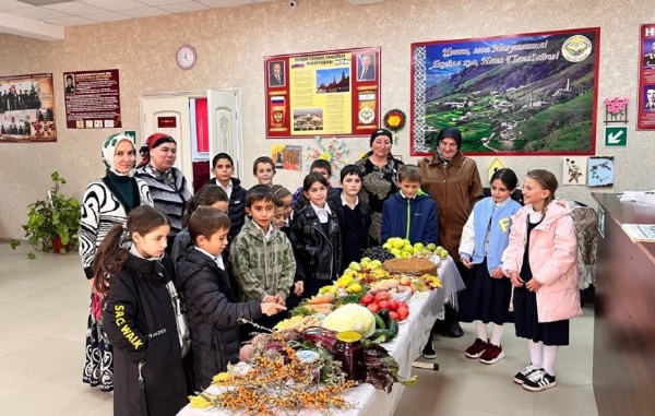 В рамках проведения Года семьи и в соответствии с Указом Президента России с октября по декабрь 2024 года реализуется проект «Семейная осень». В рамках проекта, с целью преемственности семейных традиций и укрепления связей между поколениями проводится серия мероприятий, приуроченных ко Дню отца, Дню матери, Дню многодетных семей.

18.10.2024 г., в Доме культуры с.п. Ляжги прошла благотворительная осенняя ярмарка «Урожайная», приуроченная к празднования Дня отца 20 октября. Работники Дома культуры и библиотекарь Ляжгинского филиала ЦБС Джейрахского района представили для ярмарки богатый урожай со своих садов и огородов. В проведении мероприятия также приняли участие учителя Ляжгинского филиала «СОШ с.п. Ольгетти». Ярмарку посетили учащиеся школы с учителями и жители села. Гостей угостили чаем с пирогом и собрали с собой угощения с ярмарки.
