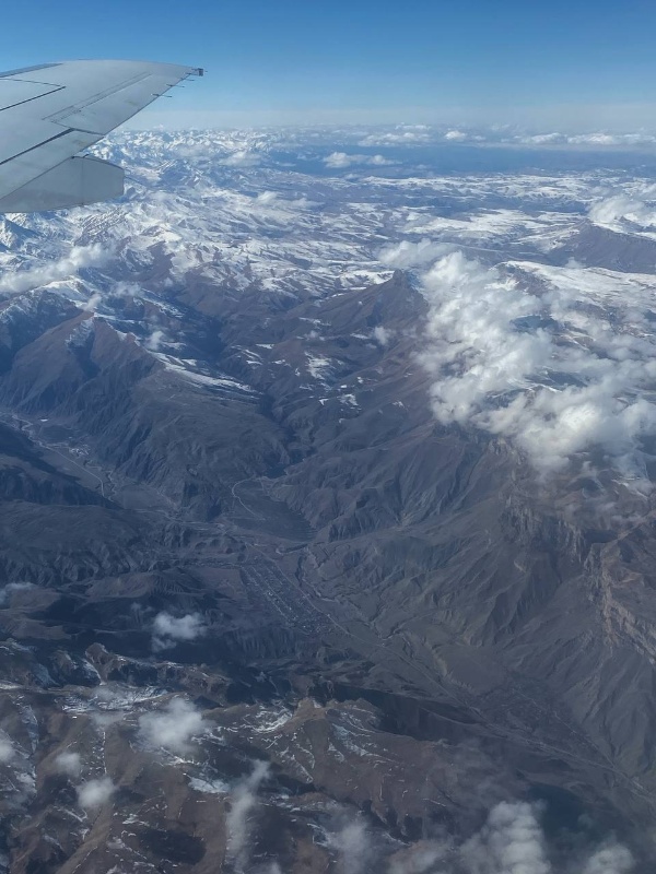 Под крылом самолета проплывает пятая сотня километров Армагеддона.

Участки вдоль Безенгийской стены и выход в Баксанскую долину к Эльбрусу.

Летом, эти перевалы и долины пройдут те, кто может позволить себе разрешить пробежать 1000 (тысячу!) километров в горах Кавказа…

Фото от 24.02.26