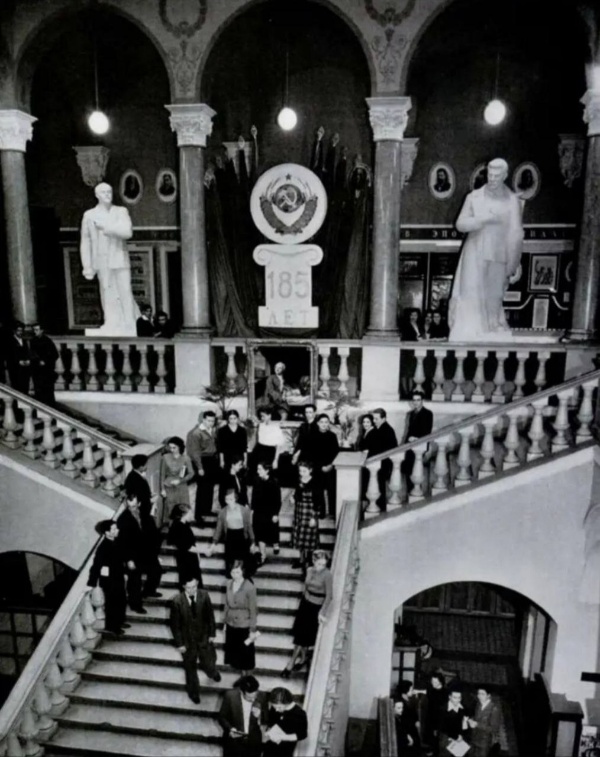 Историческое фото 1941 года, запечатлевшее студентов Факультета журналистики Московского государственного университета на главной лестнице здания на Моховой улице. Сегодня здесь проходят комплексные научные исследования, а "АСМ Групп" начинает комплексный проект реставрации здания.