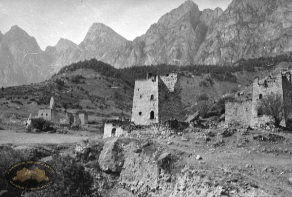 Центральный государственный исторический архив Грузии передал историкам "АСМ Групп" уникальные фотографии середины XX века, запечатлевшие строения Башенного комплекса Эгикал в горной Ингушетии.