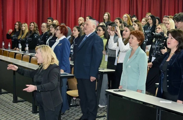 На базе ПГУ проходит второй форум «Родители. Онлайн 2.0».

Масштабное мероприятие, главная цель которого – поддержать родителей, дать им конкретные инструменты и живые примеры для решения актуальных задач в одном из самых важных дел – воспитании детей.

С приветственным словом к участникам форума обратился ректор ПГУ, председатель Совета ректоров вузов СКФО, профессор Александр Павлович Горбунов.

Он отметил значимость открытого диалога между педагогами, родителями и экспертами, подчеркнув, что воспитание подрастающего поколения – общая ответственность семьи, школы и общества.

Организаторами мероприятия выступили ФГБОУ «Российский детско-юношеский центр» совместно с Российским обществом «Знание». 