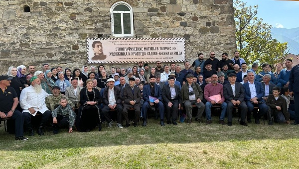 Сотрудники Джейрахско-Ассинского музея-заповедника принимали участие в республиканской конференции «Этнографические мотивы в творчестве художника и краеведа Хаджи-Бекира Бачиевича Ахриева», которое проходило в горном селении "Фуртоуг".  
 
Конференцию проводил Ингушский научно-исследовательский институт гуманитарных наук им. Чаха Ахриева. В мероприятии также принимали участие  сотрудники регионального отделения Ассоциации антропологов и этнологов России, Ингушского государственного музея краеведения им. Т. Мальсагова и Мемориального Дома-музея им. Г. С. Ахриева, Комитета государственной охраны ОКН РИ, Археологического центра им. Е.И. Крупнова, Комитета по туризму Республики Ингушетия, мемориального комплекса жертвам репрессий, ООО "Наследие", а также историки, исследователи, общественники и другие.  
 
В ходе события на трибуне выступило 20 докладчиков. Помимо этого, собравшиеся обсудили творческие страницы из жизни Хаджи-Бекира Ахриева и его труды в области исследования истории, этнографии, а также культуры ингушей.
 
Зав.отделом научной пропаганды, рекламы и издательской деятельности музея-заповедника Фариза Кариева выступила с докладом про горное селение Фуртоуг, в ходе которого были освещены вопросы истории, первых поселенцах, о происхождении названия, о знаменитых выходцах, об экспедициях, о памятниках комплекса и работе, проводимом учреждению по их сохранению. 
 
По итогам пленарных и секционных заседаний планируется подготовить и издать сборник материалов о многогранном творчестве Х.-Б. Ахриева, переиздать рукописный альбом «ГIалгIай гIарчош. 1924» и разработать выставочный проект орнаментов, оцифровать картины и этнографические зарисовки Х.-Б. Ахриева для свободного доступа в Интернете.
 
Кроме того, на конференции затронули возможность обращения к Правительству РИ относительно включения памятника Г. С. Ахриеву в единый государственный реестр объектов культурного наследия (памятников истории и культуры) народов Российской Федерации.