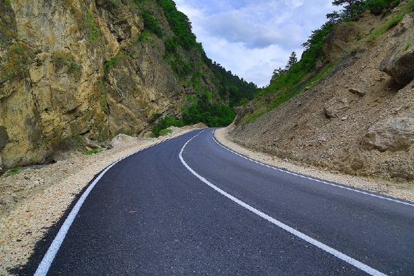 В Джейрахском районе продолжаются  работы по укладке нового асфальтового покрытия на дороге от центральной мечети села Джейрах до развилки «Ольгетти-Армхи». Протяженность ремонтируемого участка составляет более четырех километров.

В настоящее время завершена выемка и выравнивание грунта. Для обеспечения долговечности новой дороги проводится замена водопроводной трубы на современную, способную выдерживать высокое давление.

Поэтапное выполнение работ позволит минимизировать неудобства для жителей и гостей села. После завершения проекта ожидается значительное улучшение транспортной инфраструктуры Джейраха, важного туристического центра Ингушетии.