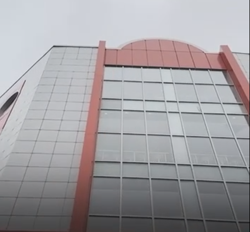 До конца года в Сунже начнёт работу современная поликлиника, рассчитанная на 300 приёмов в день.

В четырёхэтажном здании разместятся терапевтическое и хирургическое отделения, стоматология, женская консультация, дневной стационар, а также кабинеты с современным диагностическим оборудованием — КТ, рентгеном и УЗИ.

Строительство объекта, стартовавшее в 2018 году, долгое время оставалось замороженным. Ситуацию удалось решить благодаря поддержке федерального центра и личному контролю Главы Ингушетии Махмуда-Али Калиматова. Сегодня это последний долгострой республики, который выходит на финишную прямую.

Открытие поликлиники позволит жителям города получать квалифицированную медицинскую помощь без необходимости обращаться в соседние районы и существенно разгрузит действующие учреждения здравоохранения.