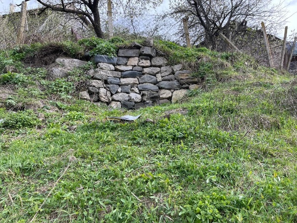 На фотографиях изображен ядрообразный мавзолей в Нижнем Джейрахе в 1940-е гг и сегодня. Время –это один из естественных факторов разрушения и деформации памятников, сюда же еще относятся климат, вода, ветер, солнце, подвижки почвы, стихийные природные явления.

На сегодняшний день в горной Ингушетии зафиксировано 12 ядрообразных мавзолеев различной степени сохранности.

Мавзолеи, в отличии от склепов, строили не до, а только после смерти человека и возводили их, по мнению историков, в честь знатных, выдающихся людей.

В эти дни, сотрудниками музея-заповедника, был совершен обход данного памятника и произведена фотофиксация его современного состояния.