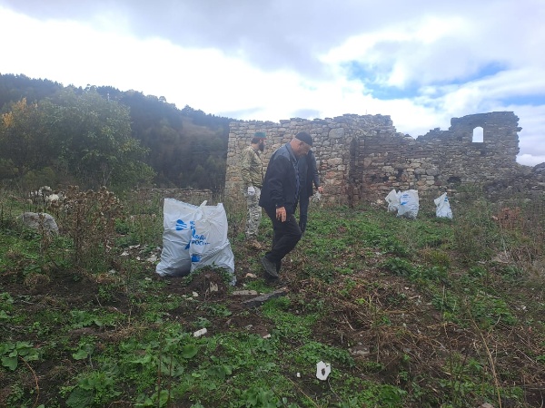 16 октября сотрудники музея-заповедника собрались на башенном комплексе «Пялинг» с самой благородной целью – навести чистоту и порядок на его прилегающей территории. 

Работники учреждения очистили комплекс от бытового мусора, собрали его в мешки и вывезли в специально отведенное для него место. Это позволило привести территорию в надлежащее санитарное состояние.