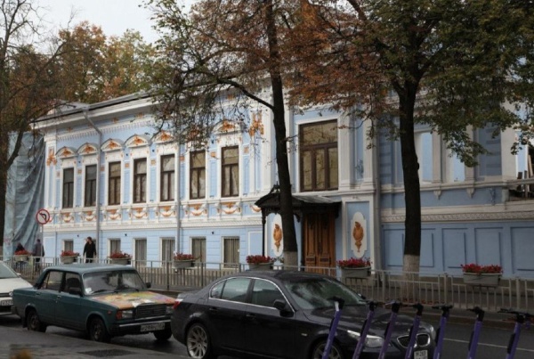 Принят и опубликован Федеральный закон N142-ФЗ от 07 июня 2025 года, упрощающий проведение работ на объектах культурного наследия.

По новому закону упрощен порядок проведения работ, связанных с содержанием ОКН:
- ремонт, замена или восстановление отдельных элементов систем инженерно-технического обеспечения,
- локальный ремонт покрытий стен, полов, потолков и лестниц, ремонт оконных и дверных заполнений,
- ремонт дорожно-тропиночной сети на территориях ОКН,
- ремонт покрытий территорий ОКН и т.д.

На проведение этих работ не будут распространяться требования к порядку проведения работ, установленных статьей 45 Закона "Об объектах культурного наследия народов РФ". Перед проведением данных работ следует направить в орган охраны ОКН только уведомление о планируемом проведении таких работ, а также указать виды, объемы и сроки работ, машины, механизмы и технологии, применяемые при выполнении таких работ.

Закон вступит в силу с 1 марта 2026 года.