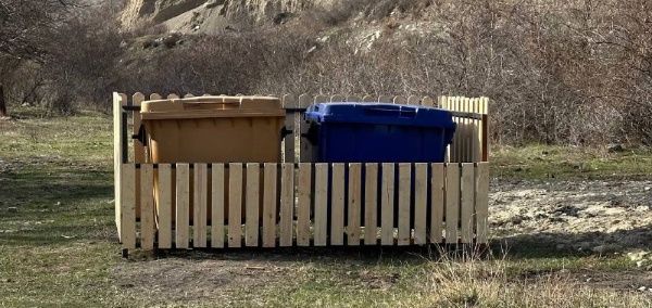 Начались работы по приведению в порядок контейнерных площадок. 

Старые контейнеры будут заменены на новые ( пластиковые ).  Ограждение будет сделано из дерева и металла, основание из бетона. 

Всего планируется привести в соответствие с санитарными нормами 12  мусорных площадок на территории с.п. Джейрах и с. Армхи. 