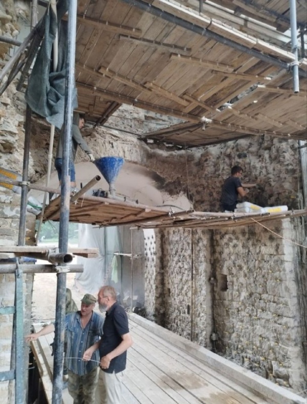 Активно продолжаются реставрационные работы по проекту "АСМ Групп" на объекте культурного наследия федерального значения "Башня Нижних решеток" на территории Псково-Печерского монастыря.

Руководство работами - АНО "Возрождение"