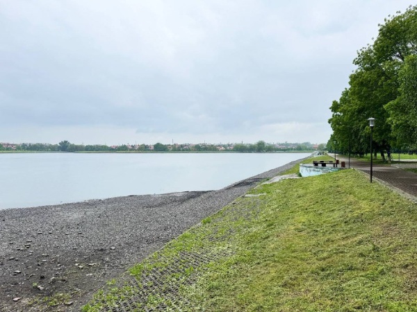 В Назрани начались долгожданные работы по благоустройству городского пруда.

Это событие стало возможным благодаря победе Администрации г. Назрани в конкурсе на получение федерального финансирования для реализации проекта по улучшению городской инфраструктуры.

Градоначальник Руслан Оздоев отметил: «В настоящее время ведутся работы по расширению набережной пруда, что позволит создать комфортные зоны для отдыха горожан и гостей города. Набережная станет более доступной и привлекательной, что, безусловно, повысит качество жизни в нашем городе».

Также следует отметить, что помимо основных видов работ, включающих в себя устройство новых пешеходных дорожек, полное обновление освещения реконструкцию существующего и строительство нового фонтана, создание летнего кинотеатра и площадок для проведения различных мероприятий и других видов работ, подрядная организация будет проводить реставрацию некоторых существующих объектов. Так, планируется реконструкция ограждения, ремонт детской площадки и переукладка брусчатки с использованием геотекстиля.