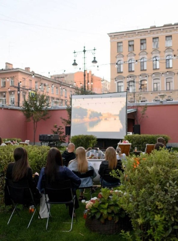 После масштабной реновации и реставрации "Особняк Мясникова" на улице Восстания в Петербурге, открывает пространство внутреннего двора.

Возле ресторанов Joli Grand Bistrot и Juan Cantina Espanola теперь цветущий сад, воссозданный по историческим данным, вернув ему дореволюционный облик конца XIX века. Уже в августе появится утраченный в советское время каменный фонтан. 

16 июня здесь пройдет арт-бранч в честь открытия двора совместно с ювелирным домом Anna Nova и рестораном Avocado Queen.

"Особняк Мясникова" - Лучший проект реставрации Петербурга 2008 года от "АСМ".