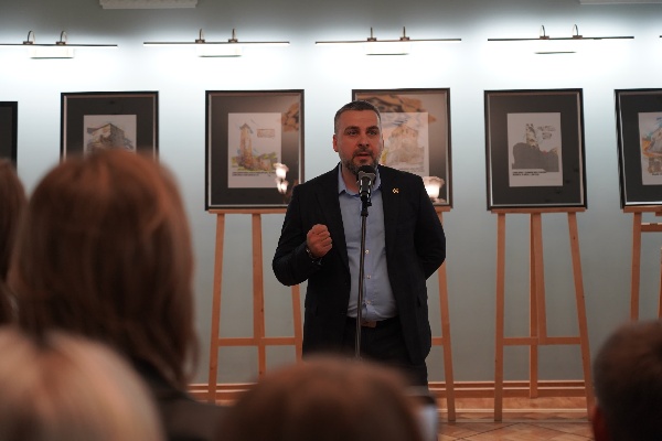 В Доме национальностей на Моховой ул., открылась выставка «БАШНИ ЧЕЧНИ – КАМЕННЫЕ СТРАЖИ. Архитектурное наследие сквозь века».
Автор представленных работ — старший научный сотрудник ГБУ «Аргунский музей- заповедник — Тамирлан Солтагиреев.

Уникальное каменное зодчество Чечни – яркое наследие древней материальной культуры.

Открывшаяся выставка включает серию из двадцати пяти графических акварельных зарисовок объектов культурного наследия, расположенных на территории Аргунского музея-заповедника в горной части Чеченской Республики.

В 2015-2024 годах на этих объектах проведены работы по реставрации и приспособлению для современного использования при финансовой поддержке Министерства культуры Российской Федерации и по поручению главы Чеченской Республики Рамзана Кадырова.

Выставка в Доме национальностей проводится КГИОП СПб при поддержке Комитета по межнациональным отношениям и реализации миграционной политики в Санкт-Петербурге и Российской ассоциацией реставраторов.
Посетить выставку можно каждые понедельник и среду в 17:00 до 31 января 2025 года.