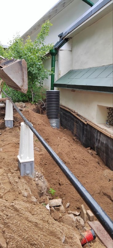 Продолжаются реставрационные работы по проекту "АСМ Групп" на объекте культурного наследия федерального значения "Лазаревская церковь" на территории Псково-Печерского монастыря.

Руководство работами - АНО "Возрождение".