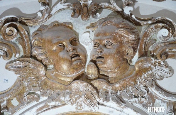 В бывшей главной церкви Императорского Воспитательного Общества благородных девиц во время реставрации расчистили новые фрагменты отделки, выполненной в середине XVIII века по рисункам Франческо Бартоломео Растрелли. Раскрыты элементы росписи масляными красками по штукатурке с изображением Святых Великомучениц Екатерины, Дарьи, Анастасии и Аглаи.