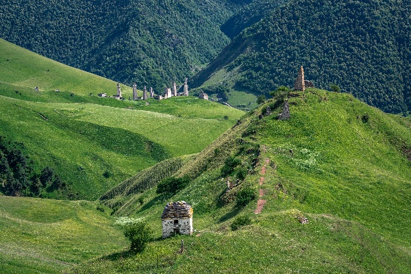 "АСМ Групп" продолжает работы по выявлению неучтенных исторических построек на территории горной Ингушетии и внесению их в создаваемую компанией при полной поддержке Благотворительного фонда "САФМАР" - Единую электронную базу памятников Ингушетии. Постройки, обладающие признаками объектов культурного наследия, также должны быть внесены в Реестр объектов культурного наследия Ингушетии для их юридической и фактической защиты.

Команда "АСМ Групп" закончила работы по выявлению и изучению построек и стел на Башенном комплексе "Кошк". В существующем реестре находятся 29 объектов культурного наследия, включая башни и склепы. Специалисты "АСМ Групп" выявили на комплексе "Кошк" еще 34 исторических памятника, обладающих признаками объектов культурного и археологического наследия, среди которых - башни, склепы и стелы.

"АСМ Групп" направило в Комитет по охране объектов культурного наследия Ингушетии 34 заявления о включении выявленных объектов в Реестр вновь выявленных объектов культурного наследия Ингушетии. Надеемся, что в течение 90 рабочих дней еще 34 объекта юридически станут выявленными объектами Российской Федерации и займут свое достойное место среди других уникальных памятников страны. "АСМ Групп" готово оказать всю дополнительную необходимую помощь, чтобы юридически защитить средневековые башни, склепы и стелы Башенного комплекса "Кошк".