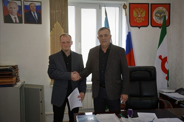 Джейрахский район Республики Ингушетия присоединился к Национальной системе «Территория», подписано соглашение о сотрудничестве, утверждён плана внедрения.

На первом этапе планируется провести следующий комплекс работ:
- Выделить границы отдельных территорий и настроить правила автоматического реагирования при возникновении инцидентов.
- Добавить актуальную информацию о населённых пунктах района, включая границы, краткую справку, фотогалерею, публичные документы, важные контакты, qr коды, а также связанные с населённым пунктом объекты.
- Внести в систему объекты культурного наследия, памятники природы, административные объекты, объекты сервиса и туризма, объекты образования и здравоохранения. Для каждого объекта будут добавлено подробное описание, фотогалерея, документы, QR код.
- Определить безопасные периметры для гостей и жителей района.
- Подключить инструменты для управления официальными туристическими маршрутами.
- Настроить инструменты для бизнеса, ведущего деятельность на территории района, включая организации сферы туризма и сервиса, ремесленные мастерские, пункты проката и т.д.
- Подключить систему информирования реального времени для гостей и жителей района о новостях, чрезвычайных ситуациях или локальных угрозах – лавины, оползни, критические изменения погоды.
- Настроить инструменты обратной связи с руководством района.

По распоряжению Главы администрации Джейрахского муниципального района Льянова Ахмеда Багаудиновича основной упор при внедрении системы должен быть сделан прежде всего на повышении уровня безопасности гостей района и обеспечении сохранности объектов культурного наследия и памятников природы.  

Внедрение системы «Территория» в Джейрахском районе проводится при активном участии Комитета государственной охраны объектов культурного наследия Республики Ингушетия и Джейрахско-Ассинcкого государственного историко-архитектурного и природного музея-заповедника.

Запуск системы на территории района планируется 7 июля 2024 года в день 100-летия Республики Ингушетия.