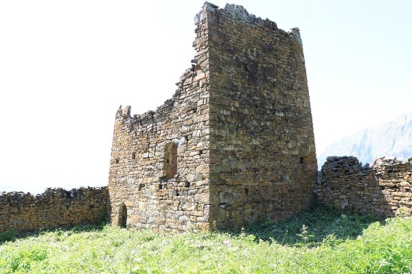 
"АСМ Групп" продолжает работы по выявлению неучтенных исторических построек на территории горной Ингушетии и внесению их в создаваемую компанией при полной поддержке Благотворительного фонда "САФМАР" - Единую электронную базу памятников Ингушетии. Постройки, обладающие признаками объектов культурного наследия, также должны быть внесены в Реестр объектов культурного наследия Ингушетии для их юридической и фактической защиты.

Команда "АСМ Групп" закончила работы по изучению и выявлению построек и стел на труднодоступном Башенном комплексе "КIаьзий-ГIала", он же "Лежг". В существующем реестре находятся 7 объектов культурного наследия, включая жилые башни, руины и склепы. Специалисты "АСМ Групп" выявили на комплексе "Лежг" еще 21 исторический памятник, обладающий признаками объекта культурного наследия, среди которых - башни, склепы и стелы.

"АСМ Групп" направило в Комитет по охране объектов культурного наследия Ингушетии 21 заявление о включении выявленных объектов в Реестр вновь выявленных объектов культурного наследия Ингушетии. Надеемся, что в течение 90 рабочих дней еще 21 объект юридически станет выявленным объектом Российской Федерации и займет свое достойное место среди других уникальных памятников страны. "АСМ Групп" готово оказать всю дополнительную необходимую помощь, чтобы юридически защитить уникальные башни, склепы и стелы Башенного комплекса "Лежг".

Кстати, при обследовании одной из башен комплекса, на сохранившейся деревянной исторической перемычке проема была обнаружена уникальная надпись по дереву - "3.10.1928. Вышегуров".