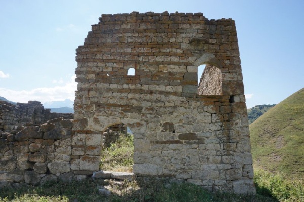 Мониторинг башенного комплекса "Кязи".

Башенное поселение " Кязи" расположено на гребне горного кряжа в начале Салгинского ущелья, северо-восточнее башенного комплекса "Лялах".

По техническому состоянию все объекты комплекса можно разделить на следующие группы:
- крайне руинированные, без возможности восстановления первоначального облика;
- руинированные постройки с сохранением основания и возможностью определения габаритов и первоначальных объемов;
- разрушенные и крайне аварийные постройки, с возможностью определения первоначальных габаритов и объемов, однако, без возможности реконструкции деталей;
- частично разрушенные постройки с возможностью полного восстановления или консервации. 

Являются выявленными объектами культурного наследия Республики Ингушетия. Подлежат государственной охране. 