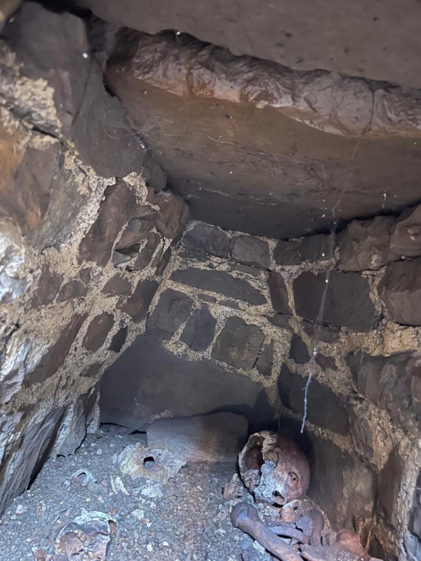 Вчера на одном из удаленных башенных комплексов горной Ингушетии специалистами "АСМ Групп" было опробовано новое оборудование - промышленный эндоскоп, позволяющий заглянуть через минимальные отверстия внутрь скрытых объемов объекта культурного наследия. Для первого эксперимента был выбран обнаруженный на днях и неизвестный ранее подземный склеп, также не состоящий в Реестре объектов культурного наследия. Результаты превзошли все ожидания - эндоскоп захватил в управляемую с земли камеру и вывел на экран все конструкции и артефакты, находящиеся внутри склепа. Есть, что совершенствовать, например "научить" эндоскоп снимать внутренние размеры, недоступные для наземного оборудования. Но это все в ближайшее время...