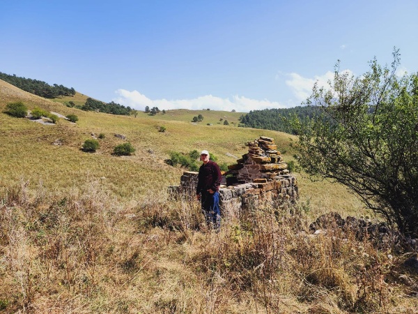 3 сентября и.о. директора Джейрахско-Ассинского музея-заповедника Ахмедхан Сампиев совершил инспекционную поездку к архитектурному комплексу «Б1арах».

«Б1арах" - архитектурный комплекс замкового типа на отроге горы Цорей-Лоам.  В 900 метрах к юго-востоку от Коали расположен Нижний Барах, а в 800 метрах юго-восточнее на гребне горного кряжа находится Верхний Барах, северо-восточнее от башенных  комплексов Герите и Таргим. Комплекс расположен на отметке 1500 м. над уровнем моря. Со всех сторон окружен горами.

Находится в Джейрахском районе Ингушетии, входит в сельское поселение Гули. Родовое село ингушского тейпа Б1арахой.

Согласно народному преданию, по одной из версий, комплекс основал в давние времена легендарный ингушский богатырь Барахо (Б1арахо-К1ант), сын Таргима. Вот что пишет об этом Ч.Ахриев в своём труде "Ингуши (их предания, верования и поверья)": "от Аэйги произошёл Барханло и основал аул Барким, от Таргима произошёл Барахо и основал аул Барах".

По другой легенде, Б1арах получил своё название от словосочетания "б1аь баьре" (100 всадников). Но эти всадники были необычными. Речь шла о воинах, которые могли молниеносно вступить в сражение. Кроме того, в случае необходимости несколько суток они могли вести осаду или дожидаться неприятеля. Так было, когда древний Барах задумывался как единый оборонительный комплекс. Сегодня Б1арах делится на два селения - комплекса - Верхний (старый Б1арах), и Нижний Б1арах. Они близки друг к другу. Сейчас комплекс почти весь разрушен, но в некоторых стенах сохранились арочные проемы и другие мелкие элементы.

Раньше здесь за высокой̆ оборонительной̆ стеной̆ стояли боевые башни. По сути, это был высокогорный̆ форпост в северной̆ части горной̆ Ингушетии. Вид из Верхнего Б1араха открывается панорамный̆. Просматриваются  ущелья и аулы от Хамхи, Эгикал, Таргим до Гаьнти, Пялинг, Ний, Никоте.

Рядом со склеповыми могильниками находятся мусульманские могилы. На стыке религий предки сохраняли преемственность и уважение к вере и почитание традиций праотцов. Устоял трехэтажный пирамидальный склеп, и рядом другой - с двускатной удлиненной кровлей. На первом сохранилось грубо, словно схематично, выполненное изображение человека. Руки лежат вдоль тела. Без оружия. Многие исследователи изучали этот склеп, пытаясь разгадать послание предков. Также в верхней части Нижнего Бараха стоит высокая антропоморфная стела, которая представляет большой научный интерес для многих исследователей (такие же стелы расположены на территории комплекса «Мяшхи»). В черте поселка также можно наблюдать столпообразное святилище.

Эта земля овеяна легендами. Из Б1араха вышли многие знаменитые ингуши. Например, Б1архой К1ант – известный̆ в народе как защитник страны, очень смелый, отважный, бескомпромиссный в борьбе со злом, а также яркие представители фамилии: религиозные деятели, участники войн, ученые, писатели, поэты, бизнесмены и спортсмены. 