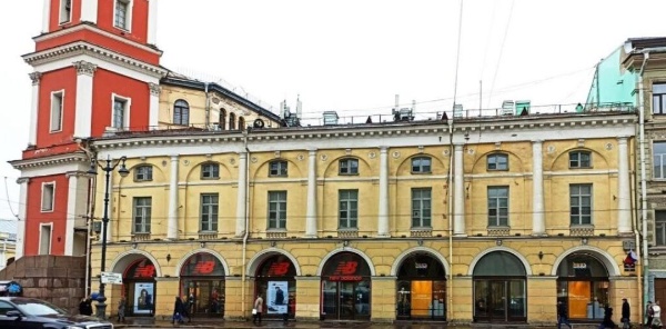 В ближайшее время должна начаться реставрация объекта культурного наследия федерального значения "Серебряные ряды" на Невском проспекте Петербурга.

Подрядчику предстоит выполнить замену кровли, восстановить штукатурку, а также облицовку гранитных ступеней и цоколя. Работы необходимо начинать с демонтажа поздних стеклянных конструкций в уровне первого этажа, когда-то перекрывших открытую галерею.

Строительство "Серебряных рядов" изначально шло за счет купцов по проекту Джакомо Кваренги в 1784-1786 года, на месте сгоревших ранее деревянных лавок, в которых торговали серебром.