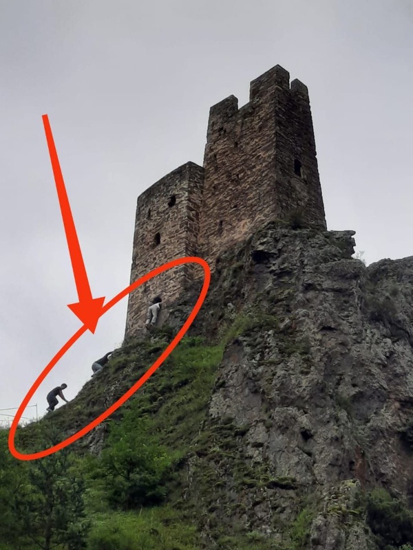 Сегодняшний материал мы хотим посвятить такому малоприятному явлению, как вандализм в горах. Под вандализмом понимают акты разрушительного поведения человека, в ходе которого уничтожаются или оскверняются предметы искусства, культуры.

К большому сожалению приходится констатировать, что сотрудниками музея-заповедника неоднократно фиксируются случаи вандализма в горной местности.

Несмотря на то что, мы в своей работе неоднократно напоминаем посетителям горной местности о хрупкости памятников, о том, что мы своими противоправными действиями наносим памятникам непоправимый ущерб, многие упрямо игнорируют замечания и взбираются на некоторые объекты, которые и так находятся под угрозой обрушения, наносят на них надписи, разводят костры в неположенном месте, оставляют за собой мусор и т.д.

Мы, в рамках своей работы, проводили ознакомительные беседы с учащимися СОШ республики, рассказывали про правила посещения горной местности, о необходимости соблюдения чистоты и порядка на территории памятников, но мы и предположить не могли, что есть необходимость объяснять такие вещи взрослым людям.

Памятники истории и культуры – это память наших предков, это наша историческая родина, это, наконец, достояние всего ингушского народа, поэтому у нас нет морального права не только на ее уничтожение, осквернение, у нас нет права даже на ее забвение.

Поэтому, пользуясь случаем, как мы осуждаем тех, кто оскверняет память предков, мы также благодарим всех, кто осознанно относится к памятникам старины, всех, кто, проявляя активную гражданскую позицию, проводят субботники в горной местности, занимаются вырубкой нежелательной растительности и приводит за собой в надлежащее санитарное состояние территорию заповедника.

Как мы неоднократно говорили, памятники истории и культуры находятся под охраной государства. Лица, причинившие вред объекту культурного наследия, несут в соответствии с законодательством РФ уголовную, административную и иную ответственность.

Хочется также напомнить некоторым правонарушителям, что помимо установленных камер видеонаблюдения, многие комплексы защищены «фотоловушками», которые дают безошибочную возможность их распознавания.

В связи с этим, в рамках своей работы, мы предупреждаем, что фотографии следующих нарушителей на огромном баннере, мы будем вывешивать при въезде в Джейрахский район, а также будем их размещать на своем телеграм-канале и на официальном сайте учреждения, и у них будет уникальная возможность «прославить» себя на всю республику.