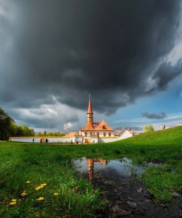 Каждое воскресенье во внутренний дворик Приоратского дворца входит рыцарь Мальтийского ордена и очень торжественно стреляет из пушки. Эта традиция уходит корнями далеко в XVIII век, когда император Павел I устраивал в Гатчине военные парады. Сюда прибывали лучшие полки Российской армии, а в маневрах участвовали  полководцы Багратион и Кутузов.

Уже в этом году начнется реставрация Приоратского парка по проекту "АСМ Групп".
