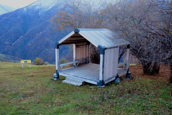 Типы объектов для маршрутов.

В систему добавлены новые типы для объектов, преимущественно расположенных на оборудованных туристических тропах:

Навигация — для обозначения столбов, табличек, меток, содержащих информацию о местоположении и направлениях движения.

Информация — присваивается информационным стендам, столбам, табличкам, если они содержат важную и полезную информацию.

Смотровая площадка — назначается местам, с которых открывается примечательный вид, часто на другие объекты, находящиеся на удалении. 

Место отдыха — для обозначения мест специально оборудованных и предназначенных для отдыха (беседки, лавки) или лагеря.

Родник — присваивается природным источникам питьевой воды.

У каждого типа есть своё графическое обозначение, уникальные параметры и алгоритмы реагирования.

Типы объектам назначаются администраторов территории при создании объекта.