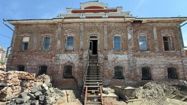 В Барнауле на углу Социалистического проспекта и улицы Льва Толстого продолжаются реставрационные работы на объекте культурного наследия регионального значения "Усадьба купцов Суховых".

Купеческую усадьбу, входящую в число трех крупнейших купеческих комплексов города "оживляют" буквально по кирпичику - перекладывают стены, реставрируют скульптуры и приводят в порядок исторические фасады.

После масштабной реставрации здесь откроются гостиница и ресторан, оформленные в стилистике XIX века.