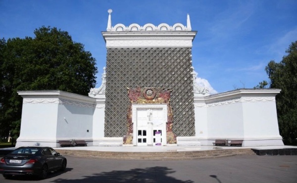 На территории ВДНХ стартовала реставрация павильона 62 под названием "Охрана природы". Здание является объектом культурного наследия федерального значения.

Павильон 1954 года постройки расположен на Липовой аллее. Центральная часть строения представляет собой каркас из металла, заполненного большими гранеными стеклянными блоками. Главный вход облицован цветной смальтой. Первоначально здесь выставлялись различные архитектурные изделия, позже павильон превратился в площадку Всероссийского общества охраны природы. 

В ходе реставрации зданию вернут исторический облик, восстановят барельефы и декоративные вазы на парапете. Кроме того, отреставрируют фасады, кровлю, мозаику, а также деревянные окна и двери, которые украшают накладки из латуни и бронзы.