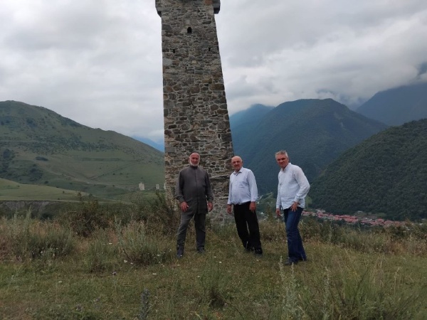 И.о. директора музея-заповедника Сампиев А.А., в рамках проведения надзора за проведением реставрационных, консервационных и противоаварийных работ, направленных на сохранение историко-архитектурных объектов горной Ингушетии, совершил инспекционную поездку к башенным комплексам «Морч» и «Хьамишки», где проходят восстановительные работы по согласованным проектам «АСМ Групп». Специалисты которых также проводят авторский контроль проводимых работ.

Так, например, в ходе проведенного последнего надзора были отобраны и отправлены в лабораторию для экспертизы образцы растворов, применяемые подрядчиком при реставрации.

Хамишки и Морч – это комплексы, расположенные в Джейраховском ущелье с множеством исторических объектов различной степени сохранности.

Напомним, что в сентябре прошлого года был завершен первый этап реставрационных работ на комплексе «Морч», в ходе которого были восстановлены одна боевая, одна полубоевая и одна жилая башни.

В Хьамишке можно наблюдать две отреставрированные боевые башни.