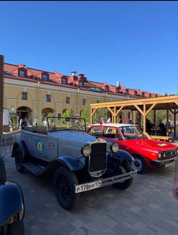 Участники ралли уже прибыли во внутренний двор Никольских рядов, где проведут еще около часа и поедут далее по центру Петербурга.

Никольские ряды - здание бывшего Никольского рынка в центре Санкт-Петербурга, приспособленное под отели и общественные пространства. "АСМ" посвятило изучению здания более 3 лет.