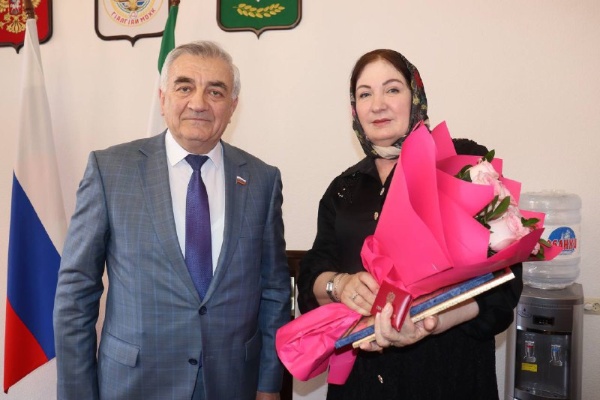 В Администрации Назрани вручили муниципальные награды.

Городской совет депутатов отметил почетным знаком «За особые заслуги перед г. Назрань» сотрудников, которые своим трудом и преданностью делу заслужили уважение и признание. 

Среди награжденных:

Руслан Оздоев, Глава г. Назрань. 

Юсуп Богатырев, Председатель Городского совета депутатов.

Милана Мархиева, Заместитель главы Назрани.

Магомет Аушев, Председатель Контрольно-счетного органа г. Назрань.

Луиза Парчиева, Управляющая делами Городского совета депутатов.

Также были вручены награды:

Знак отличия «За многолетний безупречный труд и службу городу Назрань» — Любовь Хасановне Оздоевой, главной медицинской сестре ИРКБ им. А. О. Ахушкова. 

Звание «Почетный работник органа местного самоуправления МО «Городской округ г. Назрань» — Махмуду Оздоеву, Главе Насыр-Кортского административного округа.

Звание «Лучший молодой муниципальный служащий г. Назрань» — Жамиле Ганиевой, главному специалисту экономического отдела. 