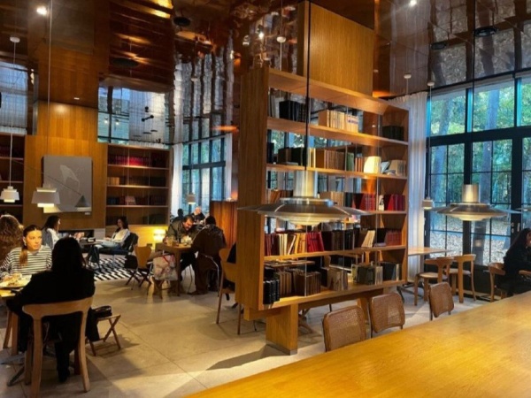 Сегодня в России отмечается уникальный праздник - День библиотек!

- Детская библиотека в Ташкенте (совместно с Ludi architect),
- Императорская театральная библиотека в Петербурге,
- Универсальная областная научная библиотека во Всеволожске (совместно с ЛОУНБ),
и конечно 
- Ресторан "Библиотека" в Переделкино под Москвой, -
вот неполный перечень библиотек, где "АСМ Групп" разработало и реализовало свои проекты.