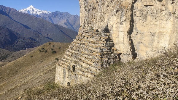 Наскальные строения в системе «Территория».

Их можно найти в Джейрахско-Ассинском музее-заповеднике.

А на фото объект, которого ещё нет в системе, но который скоро будет добавлен с подробным описанием и исторической справкой.

Работы по выявлению, изучению и описанию наскальных строений проводятся совместно с администрацией музея-заповедника и комитетом по культурному наследию Республики Ингушетия.