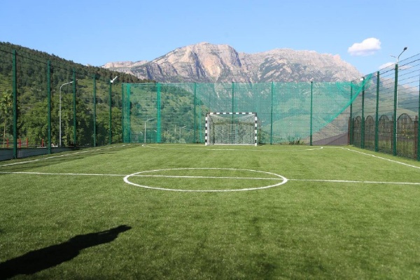 "Сегодня детский лагерь «Эрзи» открывает свои двери для юных жителей и гостей нашей республики. В полностью обновленном по современным стандартам лагере все продуманно для полноценного отдыха детей. 

Главная привлекательность в его месторасположении. «Аьрзи» находится на территории одноименного заповедника в Джейрахском районе, известного своей неповторимой красотой и уникальными природными и историческими объектами.

Модернизация лагеря стала возможной благодаря помощи основателя благотворительного фонда «САФМАР» Микаила Гуцериева. 

Порядка 400 млн рублей было потрачено на масштабную реконструкцию.

Надстроен третий этаж спального корпуса, что увеличило количество мест с 192 до 288, построена новая столовая с 184 посадочными местами, а также отдельный холодильный блок для хранения продуктов питания. Кроме того, появились две новые котельные, новая прачечная с современным оборудованием, заменены внутриплощадочные инженерные сети, восстановлены очистные сооружения. 

Есть новые спортивные площадки для мини-футбола, баскетбола, волейбола и бадминтона. Реконструирован плавательный бассейн. 

Уверен, детский оздоровительный лагерь «Эрзи» приобретет статус всероссийского.

Хочу искренне поблагодарить Микаила Гуцериева за заботу и внимание к детям, за этот прекрасный детский лагерь, который станет еще одним объектом активного отдыха и досуга для жителей нашей страны и республики", - глава Республики Ингушетия Махмуд-Али Калиматов.