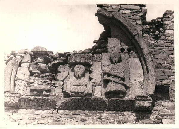 Интересные композиции храма "Тхаба-Ерды". 

Фотографии, сделанные до реставрации (1969-1971 гг) памятника. 