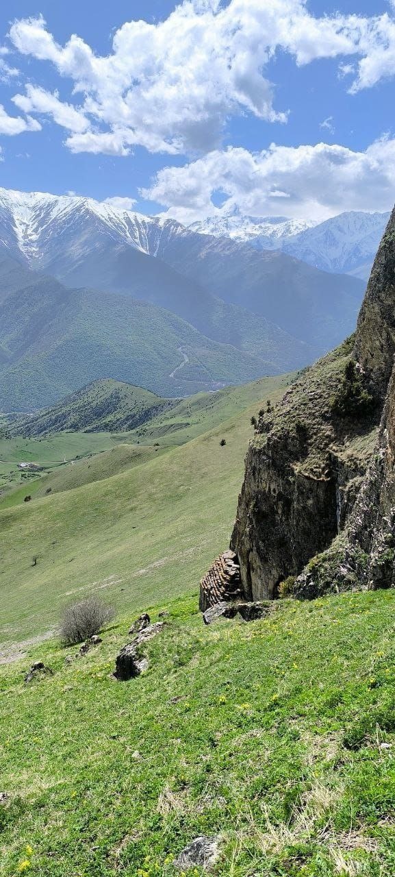 Две башни-убежища возведены в пещерах на обрывистом горном склоне Скалистого хребта, над башенными комплексами Мецхал и Гарак. 

Одна башня-убежище расположена выше другой, и в прошлом закрывала собой крупную пещеру. Сейчас большая часть стены обрушилась. 

Башня стоит примыкая к отвесным скалам, кладка стен полигональная, на которых видны остатки охристой краски, внутри имеются огромная ниша, на сохранившейся стене - наблюдательное окно. 

Также сохранилась интересная деталь - каменные ступеньки, ведущие в пещеру.

Как известно, башни имели функции убежища во время набегов неприятелей, а во время карательных экспедиций в них укрывались старики, женщины и дети. 
