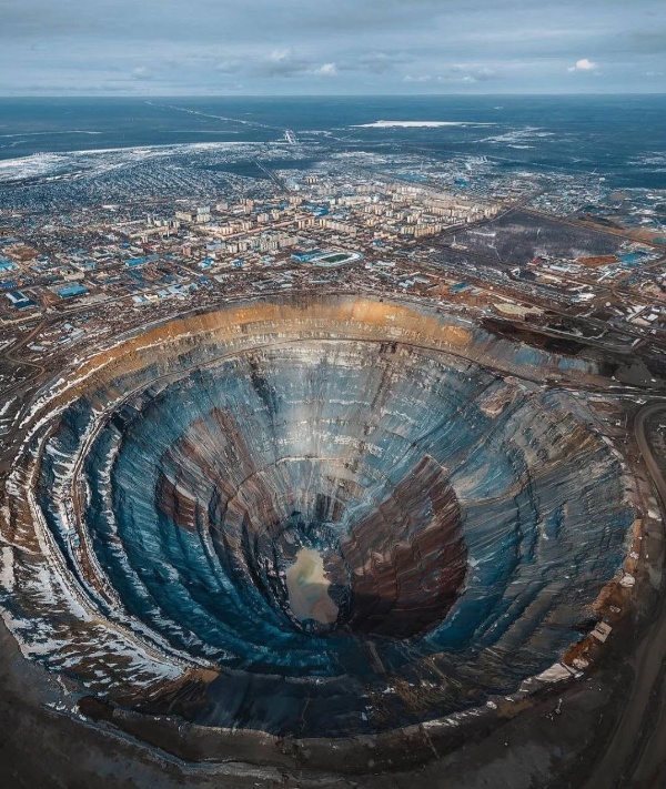 Алмазный карьер "Мир" в городе Мирный в Якутии - самый большой карьер по добыче алмазов на территории России, где их добыча ведется уже несколько десятилетий. В 1980 году именно здесь был найден крупнейший камень за всю историю советского алмазного промысла. В итоге глубина карьера составляет 525 метров, а диаметр более километра. Именно здесь, в Мирном, "АСМ Групп" занималось три года назад проектом реконструкции отеля "Azimut" для компании "Алроса".