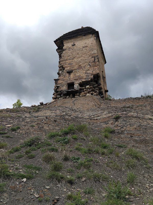 В Джейрахском районе Ингушетии  проведены противоаварийные работы по спасению разрушающегося склепа Меллер. 
 
Уникальная башнеобразная склеповая усыпальница с артефактами была на грани разрушения и безвозвратной потери. 

Склеп расположен в труднодоступном месте - на окраине башенного комплекса "Меллер", склеп трёхъярусный, высота его 9 метров, со ступенчато-пирамидальной кровлей, возведение которой в древности считалось верхом строительного искусства. 

Было повреждено скальное основание объекта и обрушены углы, что ставило под угрозу его устойчивость. 

Была разработана и одобрена научно-проектная документация, согласно которой были проведены восстановительные работы. 

Сохранение этого склепа являлось принципиальной задачей для властей республики, так как он являлся одним из самых крупных сохранившимся наземных могильников, что повышало его историческую значимость. 