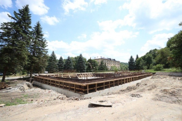 В селе Сурхахи Назрановского района полным ходом идет реконструкция Дома ветеранов. 

Старое здание, построенное в 1992 году, будет полностью демонтировано, а на его месте появится современный трехэтажный корпус площадью 1590 кв. м. 

Новый корпус сможет принять 50 постояльцев.

Сейчас уже завершены земляные работы, залита фундаментная плита и ведется возведение железобетонного каркаса. 

Чтобы ускорить строительство, планируется увеличить число рабочих бригад и перейти на двухсменный режим работы. 

Стоимость проекта превышает 263 миллиона рублей.  Завершить строительство планируется в июне следующего года.