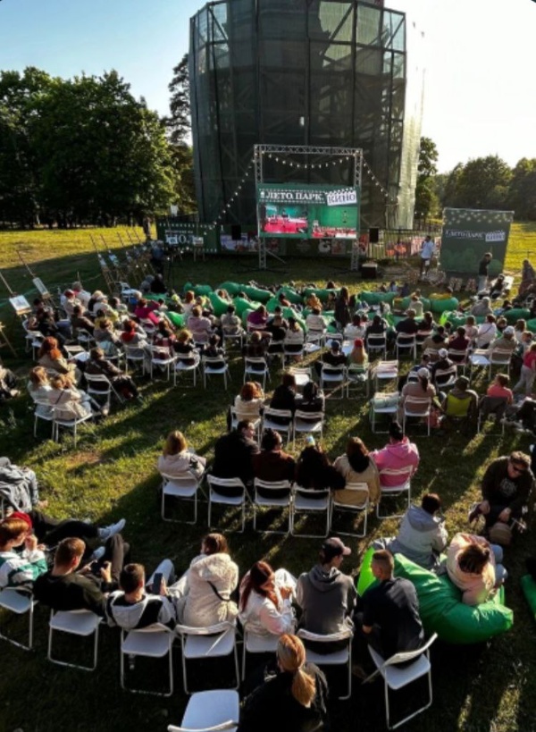 13 июля в Приоратском парке Гатчины отметят семейный праздник под песни о любви. Их исполнят солисты петербургских театров, лауреаты многочисленных конкурсов.

"Эти глаза напротив", "Мы эхо", "Лебединая верность"  - этим и другим композициям можно подпевать с первых нот, потому что, услышав однажды, их уже невозможно забыть. 

После концерта всех гостей ждет показ самого народного фильма - "Любовь и голуби".

Проект реставрации Приоратсконо парка от "АСМ Групп".