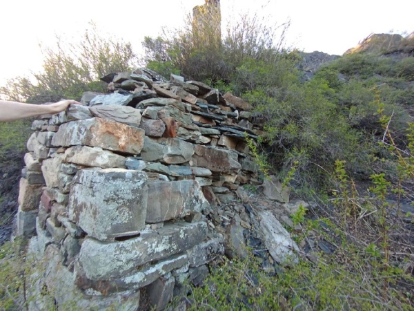 В районе поселка Кербите, на гребне горного кряжа, возвышается небольшое позднесредневековое святилище с квадратным основанием (2,50 х 2,60 м). Раннее постройка располагала уплощённой двускатно-ступенчатой крышей. В центре фасадной южной стены наблюдался сводчатый дверной проем. В высоту святилище достигала до двух метров. На внешней стороне западной стены отмечалась прямоугольная ниша. Ложносводчатая камера сооружения (1,80м) перекрывалась массивными каменными плитами. В восточной стене камеры наблюдались две небольшие прямоугольные ниши.

Культовое сооружение было воздвигнуто тщательно, на известковом растворе. Кладка стен полигональная, приближающаяся к порядковой. Снаружи и изнутри у стен просматривалась желто-белая штукатурка. Данный памятник в первые был отмечен Л.П.Семеновым и И.П.Щеблыкиным. Стационарное его исследование, выявившее внутри постройки только кости жертвенных домашних животных, осуществил М.Б.Мужехоев в 1976 году (Чахкиев Д.Ю. Древности горной Ингушетии).
 
Постройка одноэтажная. Ширина южной стены составляет 2,50 м. Восточная и западная стены длиною 2,60 м., а северная сторона пристроена к склону горы. Толщина стен 55 см.  На сегодняшний день техническое состояние памятника неудовлетворительное, сохранность его составляет 50 %, крыша отсутствует (полевой материал).