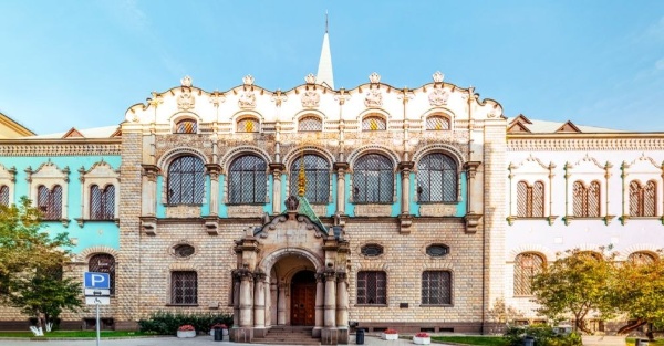 Здание бывшей Ссудной казны приспособят под офисы, кафе и выставочные залы.

Исторический особняк в Настасьинском переулке, 3 в Москве, построенный в 1913-1916 годах по проекту арх. Владимира Покровского, ждет масштабная реставрация с последующим приспособлением для современного использования. Инициатором работ выступил Банк России - нынешний владелец здания. Обещают сохранить все - и декор фасадов и лепнину, росписи и декоративные элементы нарышкинского барокко в интерьерах.

В этом здании успели поработать и НКВД и Госбанк. После реставрации дом-копейка больше не будет закрыт за плотной завесой околоведомственного статуса - он станет частью городской жизни.