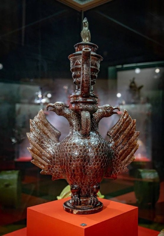 В Историческом музее открылась роскошная выставка, посвященная работам скопинских мастеров XIX века.

Более 80 произведений представлены в Кабинете председателя в Главном здании Исторического музея. Уникальные фигурные сосуды, подсвечники, скульптуры и изразцы, вдохновленные народным фольклором собраны в три основных раздела выставки.

Керамисты Скопина черпали свое вдохновение из народных сказаний и переносили любимые образы в пластические формы керамики, где мифические персонажи соседствуют с животными и людьми. 

Центр художественной керамики возник в Скопине рязанской губернии в 1860-е годы и существовал до 1917 года.