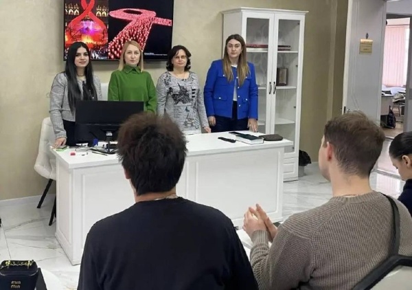 В ИПРИМ прошёл студенческий круглый стол, посвящённый Всемирному дню борьбы со СПИДом.

Иностранные студенты из Китая также приняли участие в круглом столе. В ходе обсуждения они поделились своими взглядами на профилактику ВИЧ-инфекции, обменялись опытом просветительской работы в своих странах и подчеркнули важность международного сотрудничества в вопросах здравоохранения и повышения осведомлённости о заболевании.

Участники круглого стола отметили, что подобные встречи помогают повысить уровень информированности о ВИЧ-инфекции и сформировать ответственное отношение к собственному здоровью.