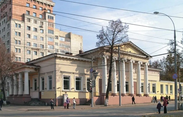 В Перми в июне начнется реставрация объекта культурного наследия регионального значения "Благородное собрание". Подрядчику предстоят работы по реставрации фасадов и интерьеров, а также перекладка наружных и внутренних инженерных систем.

История Благородного собрания Перми начинается в 1830 году, когда советник казенной палаты В.В.Парначев по поручению городского общества начал сбор средств для постройки первого в городе клуба. Здание построено в 1832-1837 годах по проекту арх. И.И.Свиязева. Клуб, расположившийся в здании, предназначался для высшего пермского общества, вследствие чего Благородное собрание именовали даже Дворянским. Члены клуба должны были платить ежегодные взносы и соблюдать устав. Благотворительные вечера позволяли собирать средства для поддержки городских приютов и больниц. На деньги собранные на литературных вечерах клуба были открыты Мариинская женская гимназия и четыре воскресные школы.

После революции здание было передано гарнизонному клубу, позже - милиции. В 1930 году здесь был показан первый звуковой фильм. Сегодня в историческом здании расположен Культурный клуб МВД.